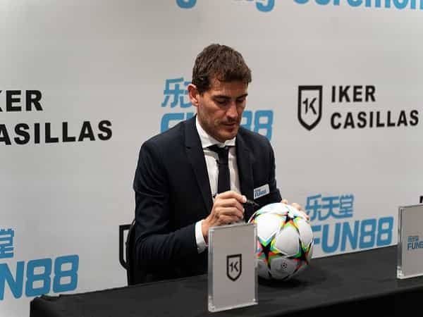 Cựu đội trưởng đội bóng Tây Ban Nha - Iker Casillas
