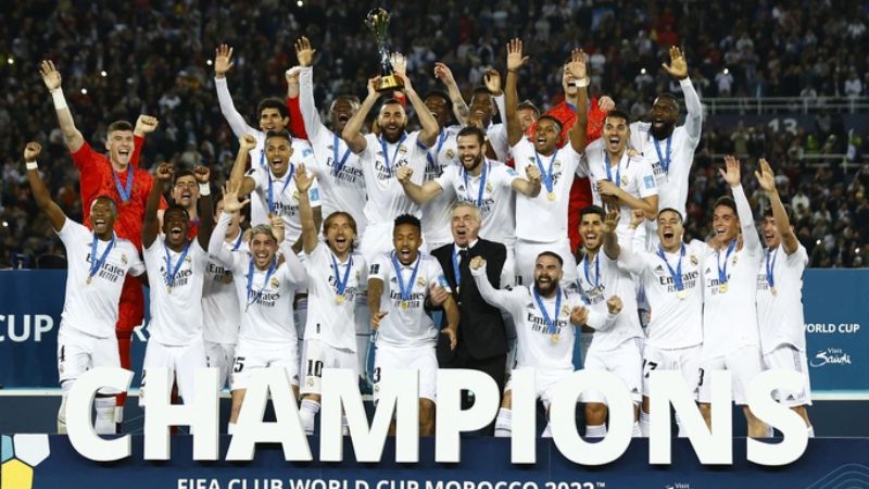 Real Madrid - Giàu cả tiền lẫn danh hiệu