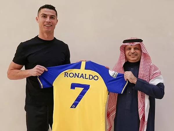 Lương của Ronaldo 1 tháng là bao nhiêu?