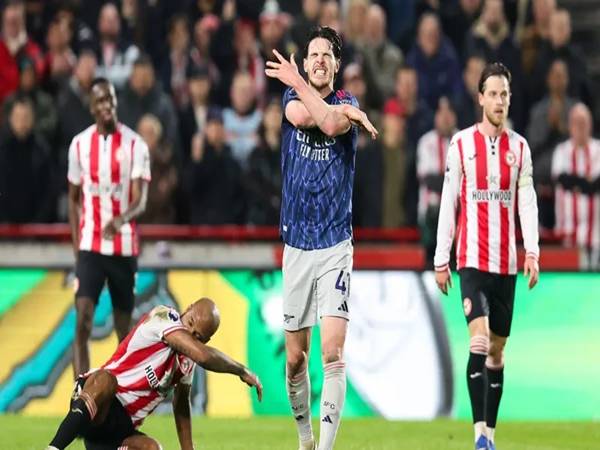 Hàng thủ chệch choạc khi thiếu “hòn đá tảng”