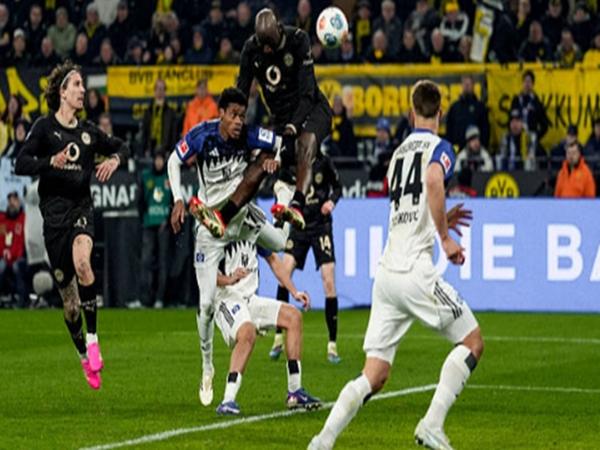 Tin Dortmund: Bensebaini lập cú đúp thắng Hamburger